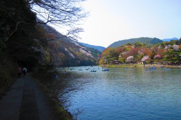 Une promenade pittoresque près de la rivière Hozu à l'ombre des arbres