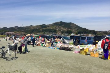 Berbelanja di pasar bebas berlatar belakang Gunung Hiwada.