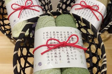 Handuk Fukuroya edisi khusus di dalam wadah