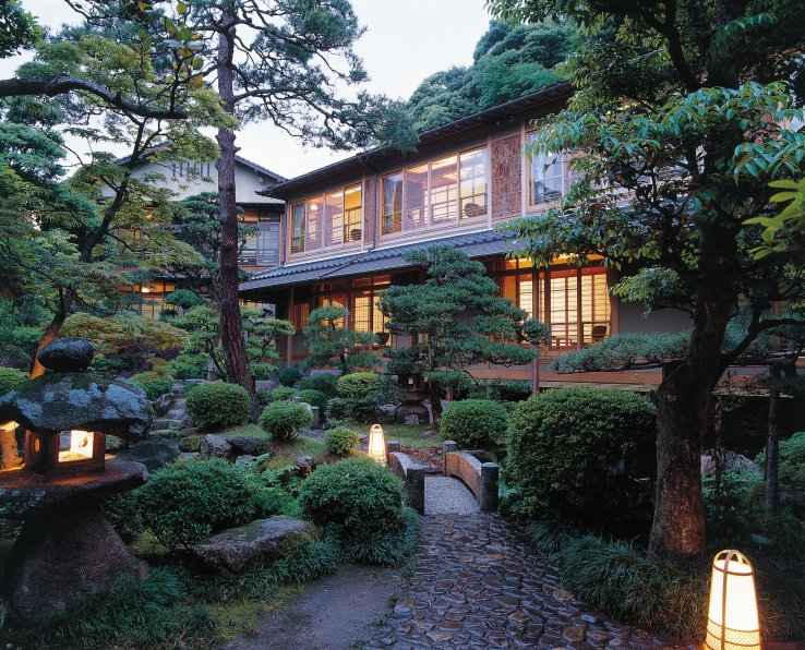 The central garden of Nishimuraya Honkan
