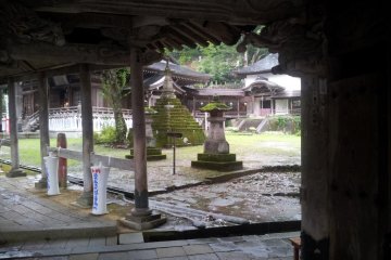 The view into the temple grounds