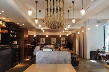 Ruang yang luas dari Kafe Brown Rice 
