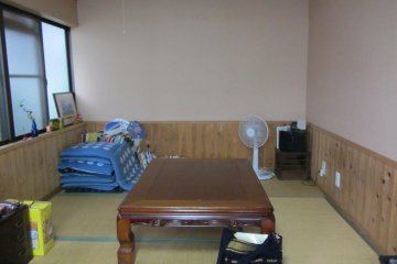 A cozy space for visitors to hang out. There are cards and boardgames available for rainy nights.