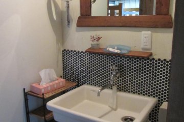 The wash area for guests is spacious. If you find a line, just go to the restroom downstairs.