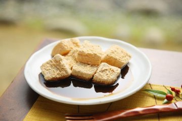 Subtly sweet warabi mochi