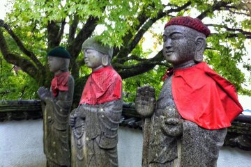 A line of pleasant-faced Buddhas