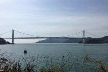 Le premier pont que vous traverserez est le pont de Innoshima, un pont suspendu de 1.27km reliant Mukaishima et Innoshima.