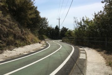 Se rendre au niveau du pont implique normalement une pente douce d'environ 1 km. Bien que le chemin soit conçu pour les vélos, il peut s'avérer épuisant