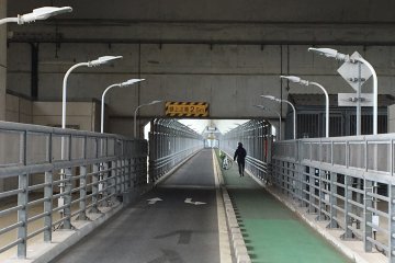 Le pont de Innoshima est le seul où les piétons et cyclistes passent sous la voie plutôt que de partager la même voie que les voitures
