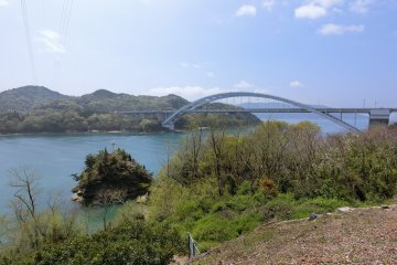 Vous ne verrez que le sud-ouest de Omishima avant le pont suivant. Le mont Omishima est le plus court, avec 328m, pour se rendre à Hakatajima