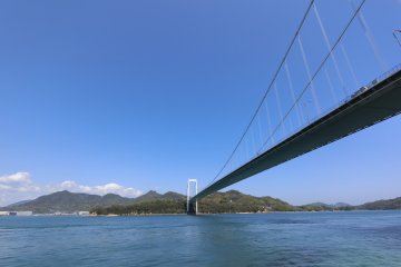 Vous parcourrez le nord-ouest de Hakatajima avant de rejoindre Oshima, sur le pont suspendu Hakata-Oshima, de 1165m de long