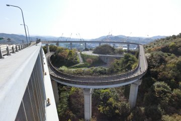 Pour terminer, un rampe vous mène doucement vers Sunrise Itoyama. Félicitation, vous avez terminé la Shimanami Kaido !