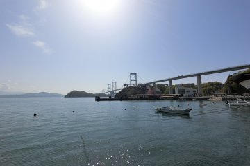 Pour rejoindre Imabari depuis Oshima, il faut traverser les ponts de Kurashima-Kaikyo, une série de trois ponts d'une longueur de 4,105 km