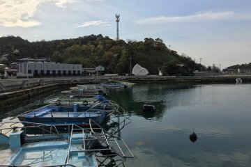 Berlokasi di Pelabuhan Miyanoura di mana kapal-kapal feri dari Uno dan Takamatsu menepi