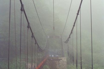Kami melintasi jembatan menakjubkan ini, ketika sedang menuju Tsubame Onsen, yang terletak di tengah-tengah pegunungan