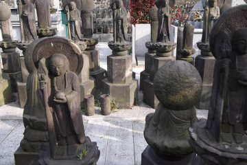 Different sizes of Jizo, back to back