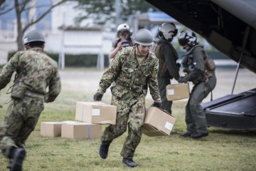 Au Japon, des membres de la Marine apportent leur soutien aux victimes des récents séismes de Kumamoto aux côtés du Gouvernement du Japon