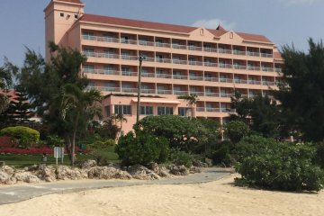 Hotel dilihat dari pantai.