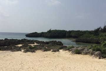 Cobalah jalan-jalan di atas pasir halus yang terdapat di pantai depan hotel.