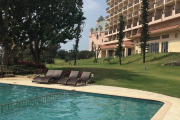 Kolam renang hotel yang berada di dekat pantai.