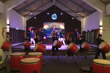 Simak penampilan para pemain drum Okinawa di panggung The Village.