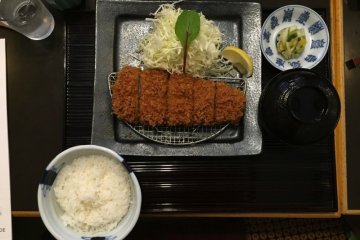 Un lunch set avec tonkatsu