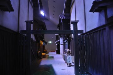 Dans la rue principale, de nuit