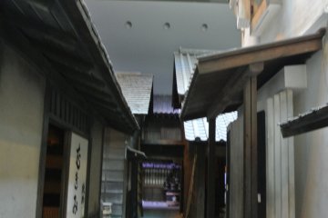 Dans la rue, hors des habitations disposées en rangée