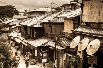 Travel through time in Ninenzaka Street