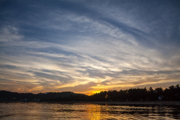 Le soleil se lève derrière nous