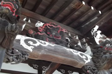 A dragon with lions on each side and fish below