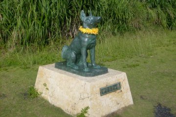Statue de Marilyn, un chien célèbre dans la région