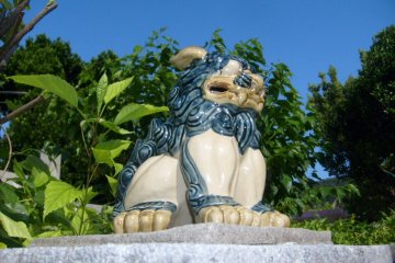 De nombreuses maisons sont gardées par des lions Shisa