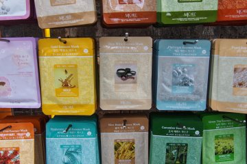 Des rangées de masques pour la peau