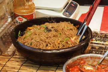 Bol géant de japchae frais