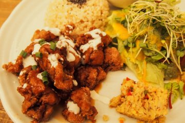 "Karaage ayam" dari kedelai di Paprika Shokudo