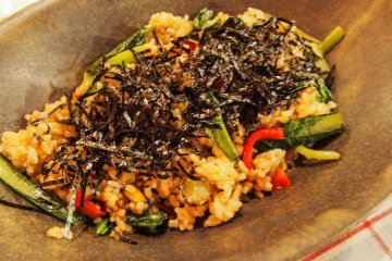 Hidangan nasi dengan topping rumput laut untuk makan malam di Le Coccole