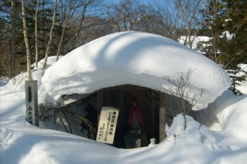 <p>A small shrine, with a sturdy roof</p>