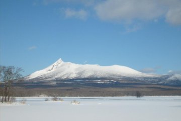 <p>Lake Onuma and Mount Komagatake</p>