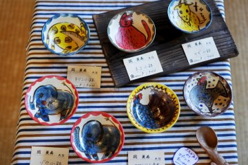 Barang tembikar yang lucu dan penuh warna dalam pameran bertema hari anak