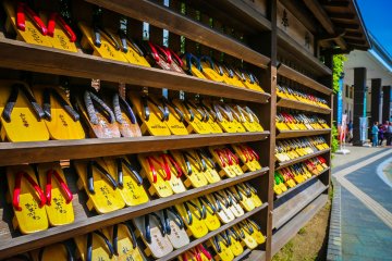 De nombreuses personnes utilisent des geta (sandales de bois) à Kinosaki