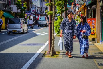 Un couple en yukata (kimono de coton) sur la rue principale