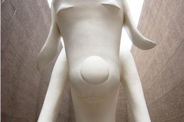 <p>Patung seekor anjing Aomori setinggi 8,5 meter didesain oleh Yoshitoma Nara</p>