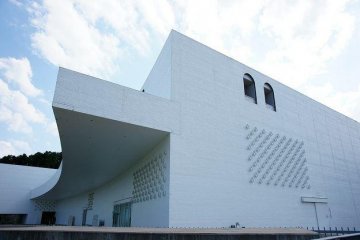 <p>Pemandangan dari pintu masuk museum</p>