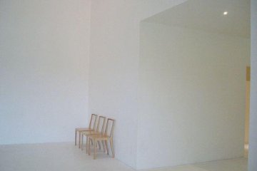 <p>Museum ini didominasi oleh warna putih pada bagian luar maupun dalam</p>