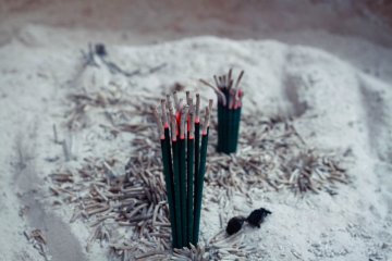 Beberapa batang dupa yang terbakar