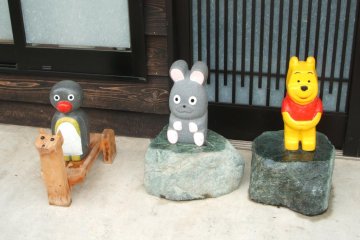 Many shops in Japan like to decorate the front with statues and dolls.