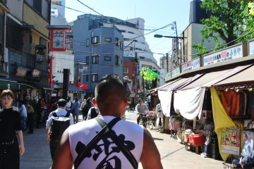 Melihat jalan-jalan Asakusa dari atas rickshaw