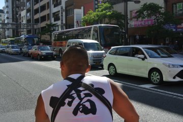 Nekat menyeberangi jalan raya!