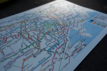 Aplikasi transportasi membantu mengarahkan Anda dalam sistem kereta Jepang yang rumit